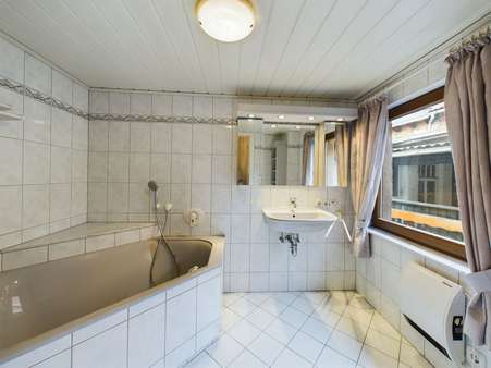 Badezimmer OG - Haus in 61250 Usingen mit 240m² kaufen