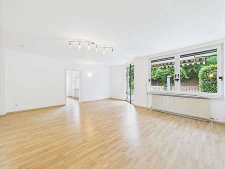 Wohnzimmer - Doppelhaushälfte in 61250 Usingen mit 206m² mieten