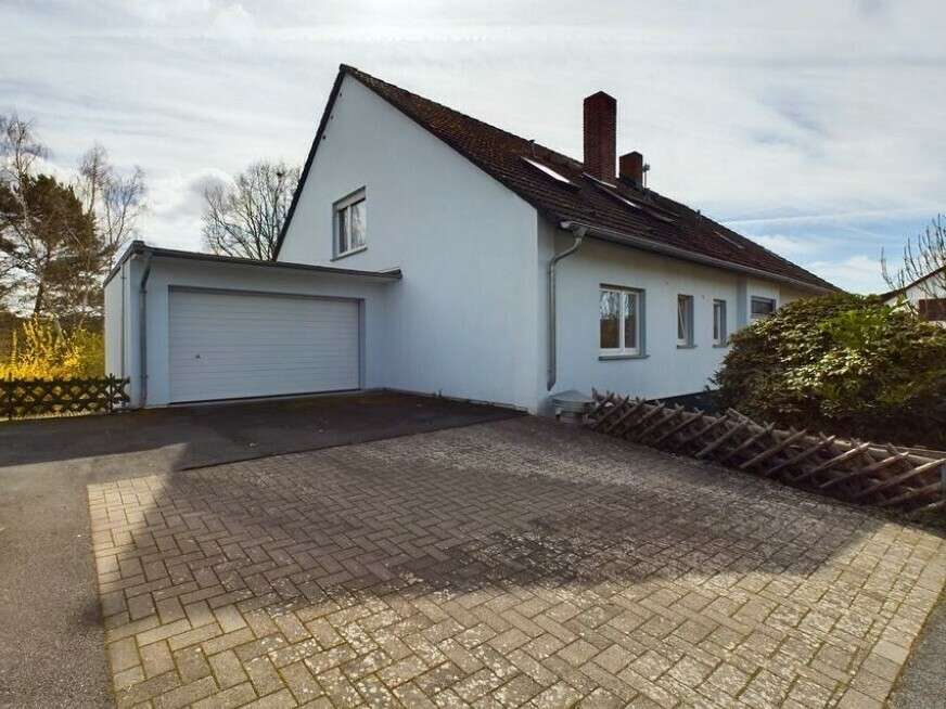 Außenansicht mit Garage - Erdgeschosswohnung in 61273 Wehrheim mit 74m² kaufen