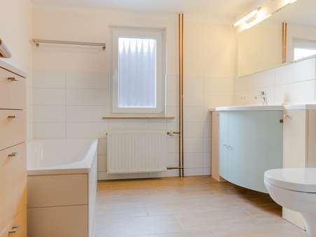 Badezimmer - Einfamilienhaus in 65817 Eppstein mit 101m² kaufen