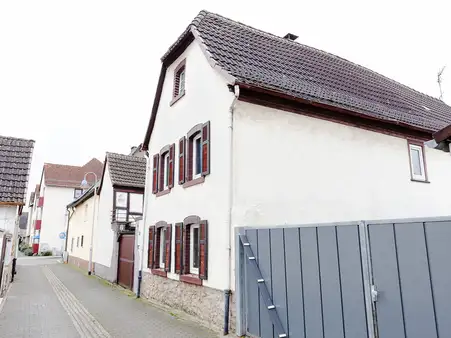 Flörsheim: Sanierungsbedürftiges Einfamilienhaus mit Nebengelass!