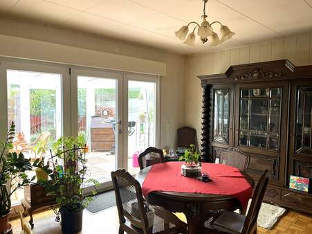 Hambach: Charmantes Einfamilienhaus mit Wintergarten