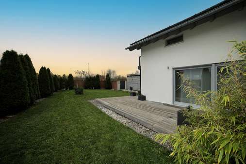 seitliche Terrasse - Einfamilienhaus in 82340 Feldafing mit 163m² kaufen