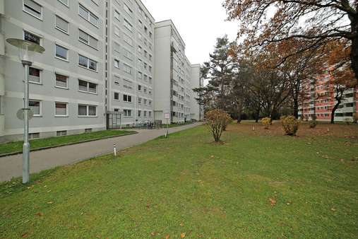 Aussenansicht 2 - Etagenwohnung in 81475 München mit 75m² kaufen