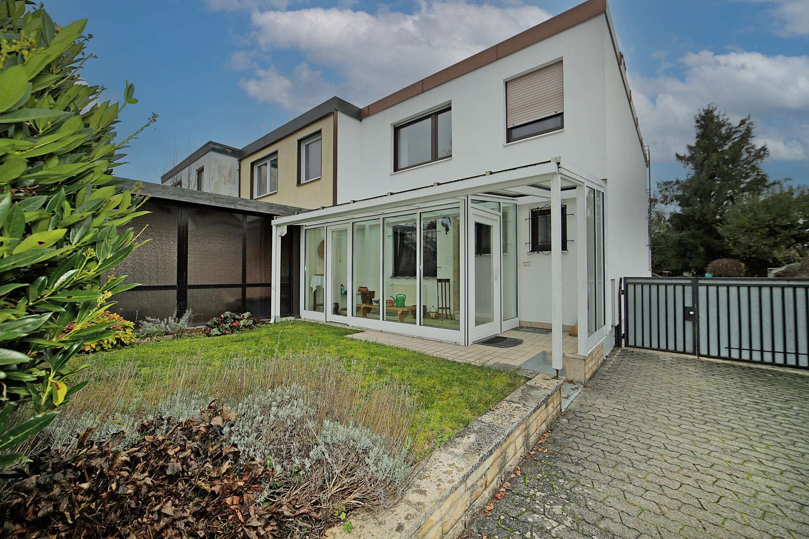 Strassenansicht - Reiheneckhaus in 80999 München mit 132m² kaufen