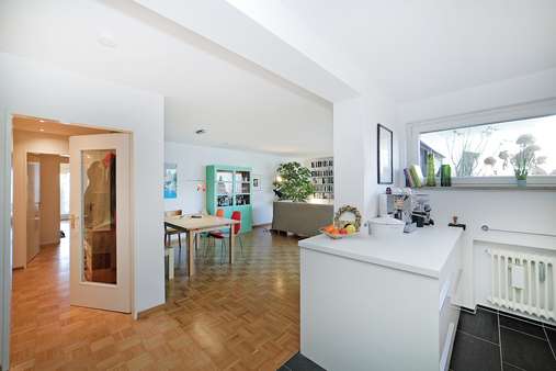 Blick von der Küche ins Wohnzimmer - Etagenwohnung in 80638 München mit 101m² kaufen