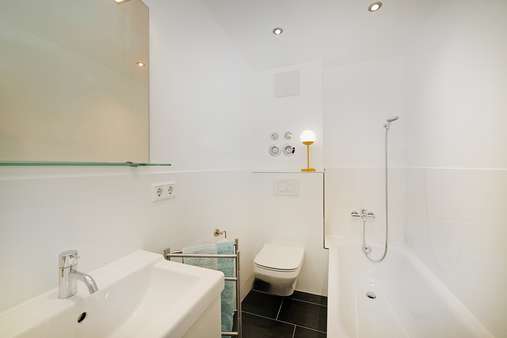 Badezimmer mit Badewanne - Etagenwohnung in 80638 München mit 101m² kaufen