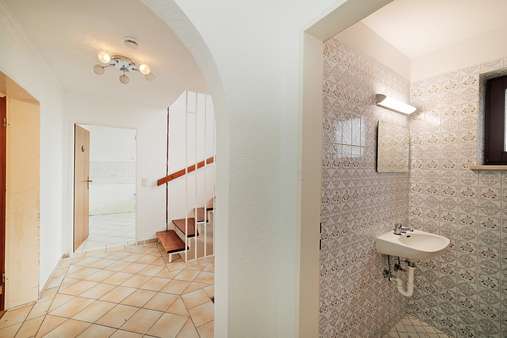 Eingangsbereich mit Gäste-WC - Doppelhaushälfte in 81245 München mit 118m² kaufen