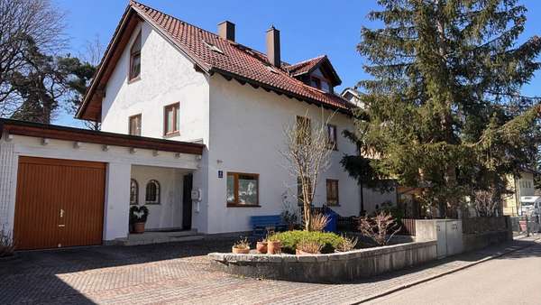 Hausansicht - Einfamilienhaus in 81739 München mit 208m² kaufen