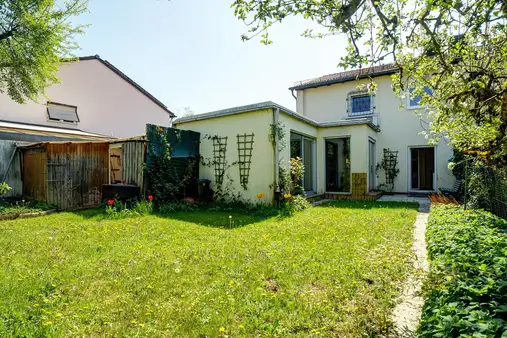 Platz für Familie, Praxis oder Atelier – Doppelhaushälfte mit Anbau in Riemerling