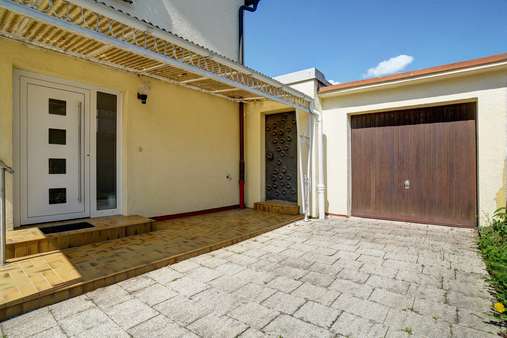 Hauseingang und Eingang Anbau - Doppelhaushälfte in 85521 Riemerling mit 132m² kaufen