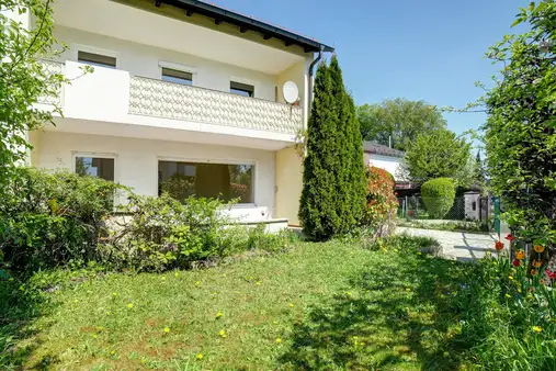Platz für Familie, Praxis oder Atelier – Doppelhaushälfte mit Anbau in Riemerling