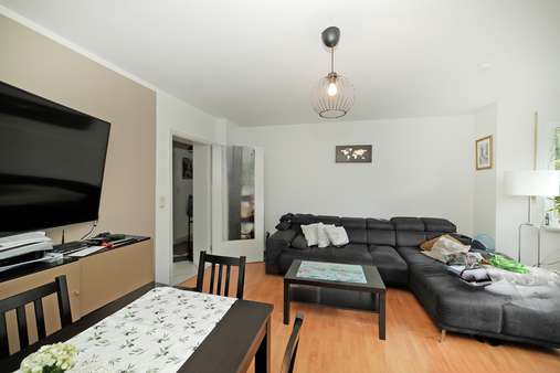 Wohnzimmer Wohnzimmer - Erdgeschosswohnung in 80999 München mit 77m² kaufen