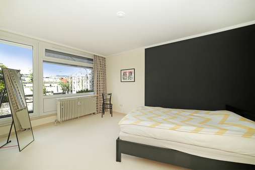 Schlafzimmer Schlafzimmer - Dachgeschosswohnung in 80809 München mit 100m² kaufen