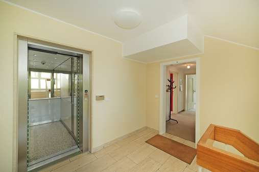 Wohnungseingang Wohnungseingang - Dachgeschosswohnung in 80809 München mit 100m² kaufen