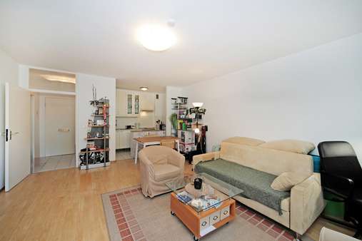 Wohnbereich mit offener Kochnische Wohnbereich mit offener Kochnische - Etagenwohnung in 80333 München mit 46m² kaufen