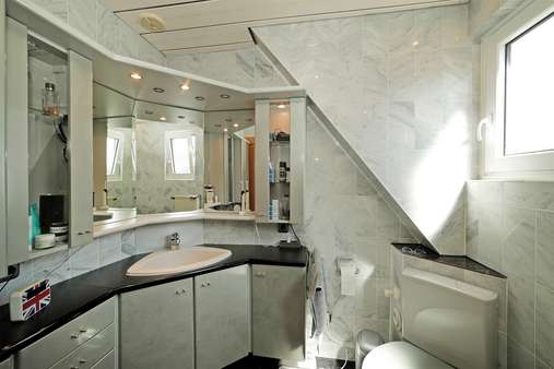 Bad Dachgeschoss Bad Dachgeschoss - Zweifamilienhaus in 80999 München mit 170m² kaufen