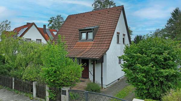Wohnhaus Straßenansicht - Einfamilienhaus in 80689 München mit 86m² kaufen