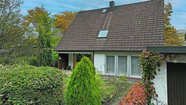 Ein großes Stück Natur, das nach Liebe und Gartenschere ruft Ein großes Stück Natur, das nach Liebe und Gartenschere ruft - Einfamilienhaus in 85614 Kirchseeon mit 149m² kaufen