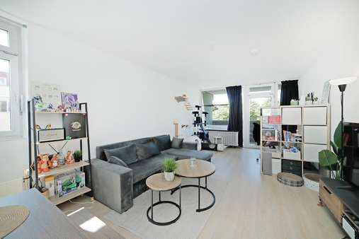 Wohnzimmer - Etagenwohnung in 81379 München mit 76m² kaufen