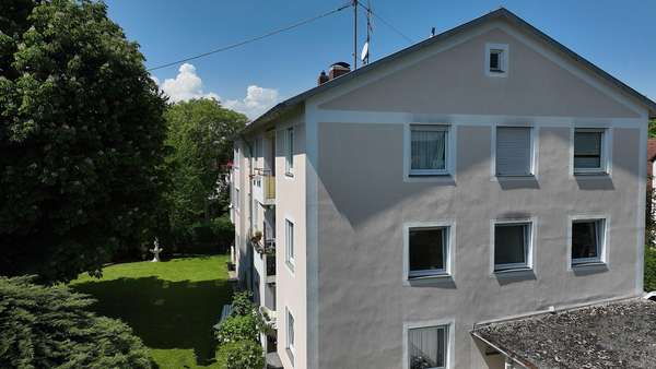 Blick in den großen Gemeinschafts Garten - Etagenwohnung in 85586 Poing mit 93m² kaufen