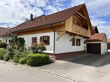 Familien herzlich willkommen...
5-Zimmer-Einfamilienhaus mit sehr schönem Südwestgarten.