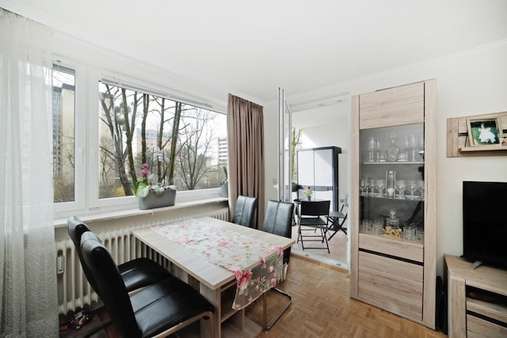 Blick vom Wohnzimmer zur Loggia - Etagenwohnung in 80689 München mit 64m² kaufen