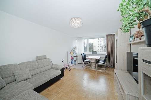 Wohnzimmer - Etagenwohnung in 80689 München mit 64m² kaufen