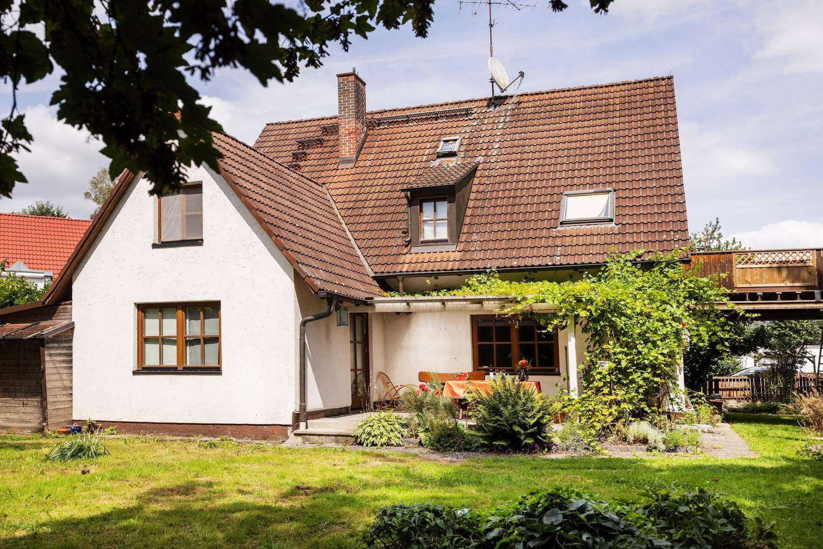 Blick auf die S/W-Terrasse - Zweifamilienhaus in 82194 Gröbenzell mit 173m² kaufen