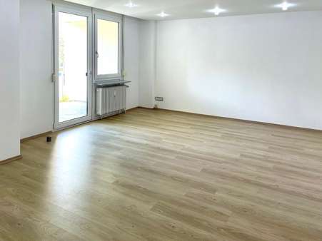 Wohnzimmer - Etagenwohnung in 81925 München mit 90m² kaufen