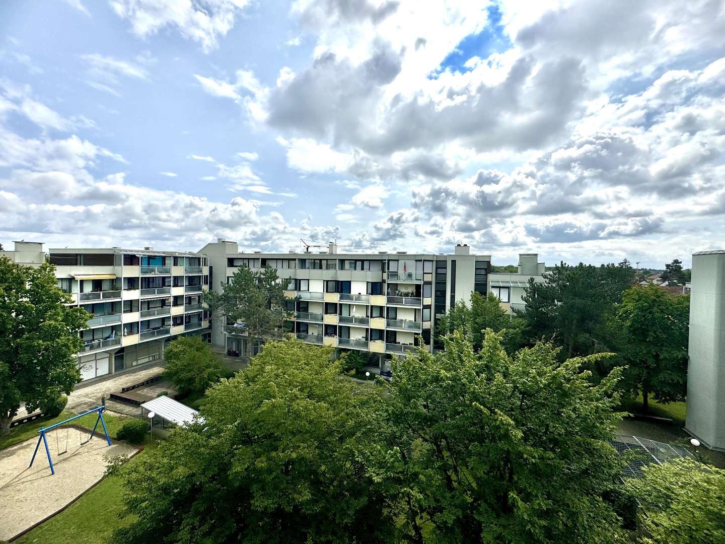 Blick vom Balkon Blick vom Balkon - Etagenwohnung in 85716 Unterschleißheim mit 50m² kaufen