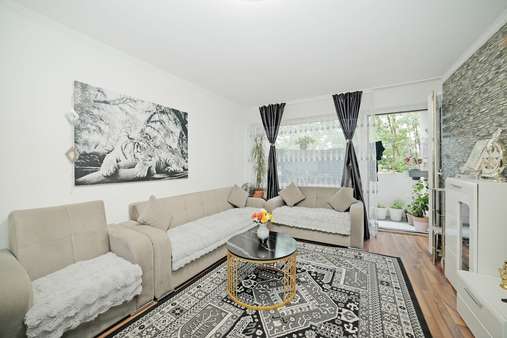 Wohnzimmer - Etagenwohnung in 80992 München mit 89m² kaufen