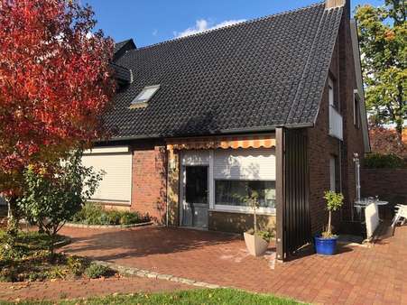 Gartenseite mit Terrasse - Zweifamilienhaus in 48480 Schapen mit 240m² günstig kaufen