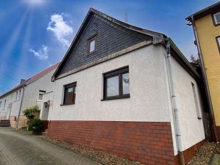 Straßenansicht Nordseite - Einfamilienhaus in 99887 Georgenthal mit 151m² kaufen