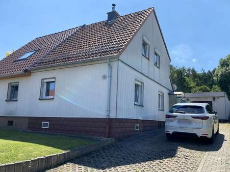 Straßenansicht & Zufahrt - Doppelhaushälfte in 99880 Waltershausen mit 97m² kaufen