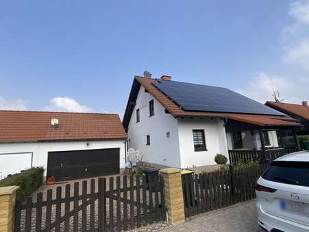 Straßenansicht Einfahrt Haus - Einfamilienhaus in 99192 Nesse-Apfelstädt mit 213m² kaufen