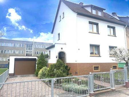Ansicht DHH mit Garage und Einfahrt - Doppelhaushälfte in 99867 Gotha mit 138m² kaufen