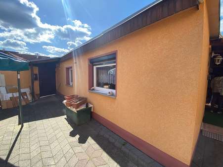 Nebengebäude mit weitere Zimmer und Bad sowie Zugang zur Garage - Doppelhaushälfte in 99869 Friemar mit 96m² kaufen