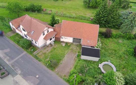 Drohenaufnahme aus Süden - Einfamilienhaus in 99880 Waltershausen mit 110m² kaufen