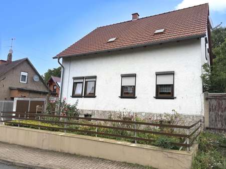 Straßenseite mit Vorgarten Straßenseite mit Vorgarten - Einfamilienhaus in 99869 Nessetal mit 153m² kaufen