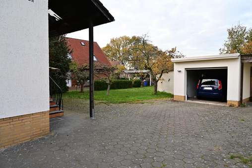 Hausrückseite mit Garage und Garten - Einfamilienhaus in 38527 Meine mit 155m² günstig kaufen