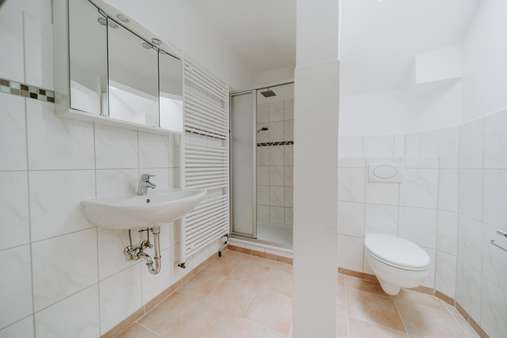 Bad mit Dusche und Tageslicht - Dachgeschosswohnung in 56068 Koblenz mit 86m² kaufen