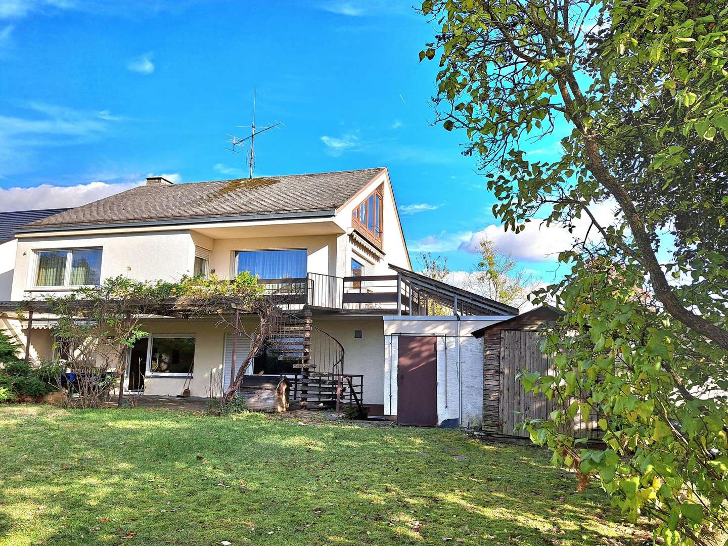 Außenansicht mit Garten - Einfamilienhaus in 56075 Koblenz mit 227m² kaufen