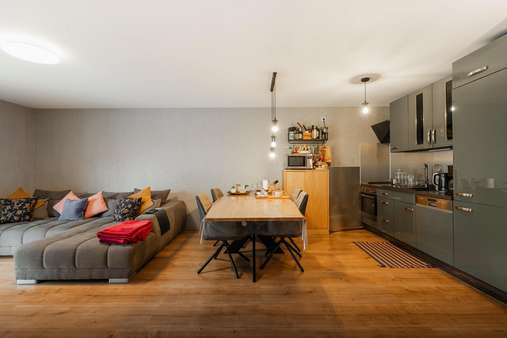 Wohnzimmer mit Küche - Erdgeschosswohnung in 56179 Niederwerth mit 95m² kaufen