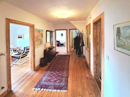 Gepflegtes Mehrfamilienhaus, 567 m² Grundfläche, 4 WE, 377 m² WFl., zentrale Lage