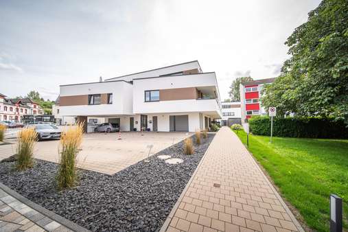 Blick auf Gebäude mit Stellplätzen Blick auf Gebäude mit Stellplätzen - Etagenwohnung in 56203 Höhr-Grenzhausen mit 101m² kaufen