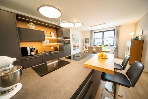 Küche mit Mittelblock Küche mit Mittelblock - Etagenwohnung in 56203 Höhr-Grenzhausen mit 101m² kaufen