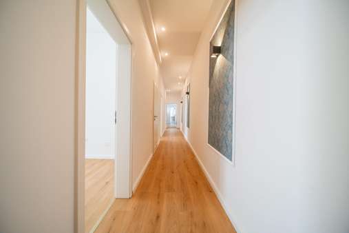 Blick in den Flur - Etagenwohnung in 56068 Koblenz mit 80m² kaufen