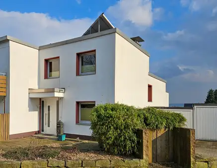 Reihenendhaus in ruhiger Wohnlage, 2 Garagen und Weitblick!