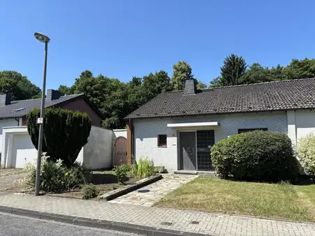 Charmante Doppelhaushälfte mit großem Garten in ruhiger Wohnlage